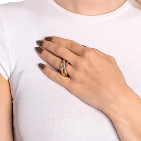 Ring VERA 18 gold an Hand einer Person getragen