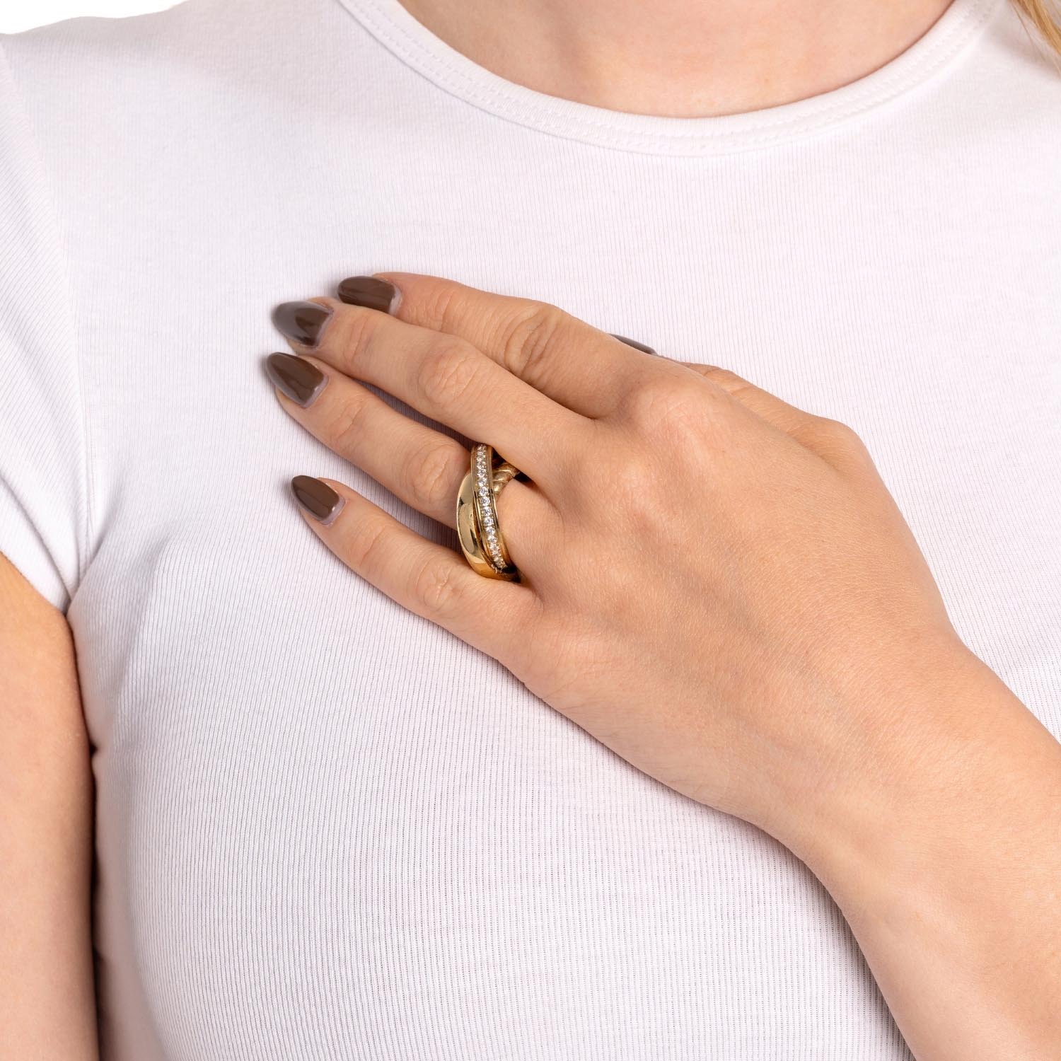 Ring VERA 20 gold an Hand einer Person in weißem Shirt getragen
