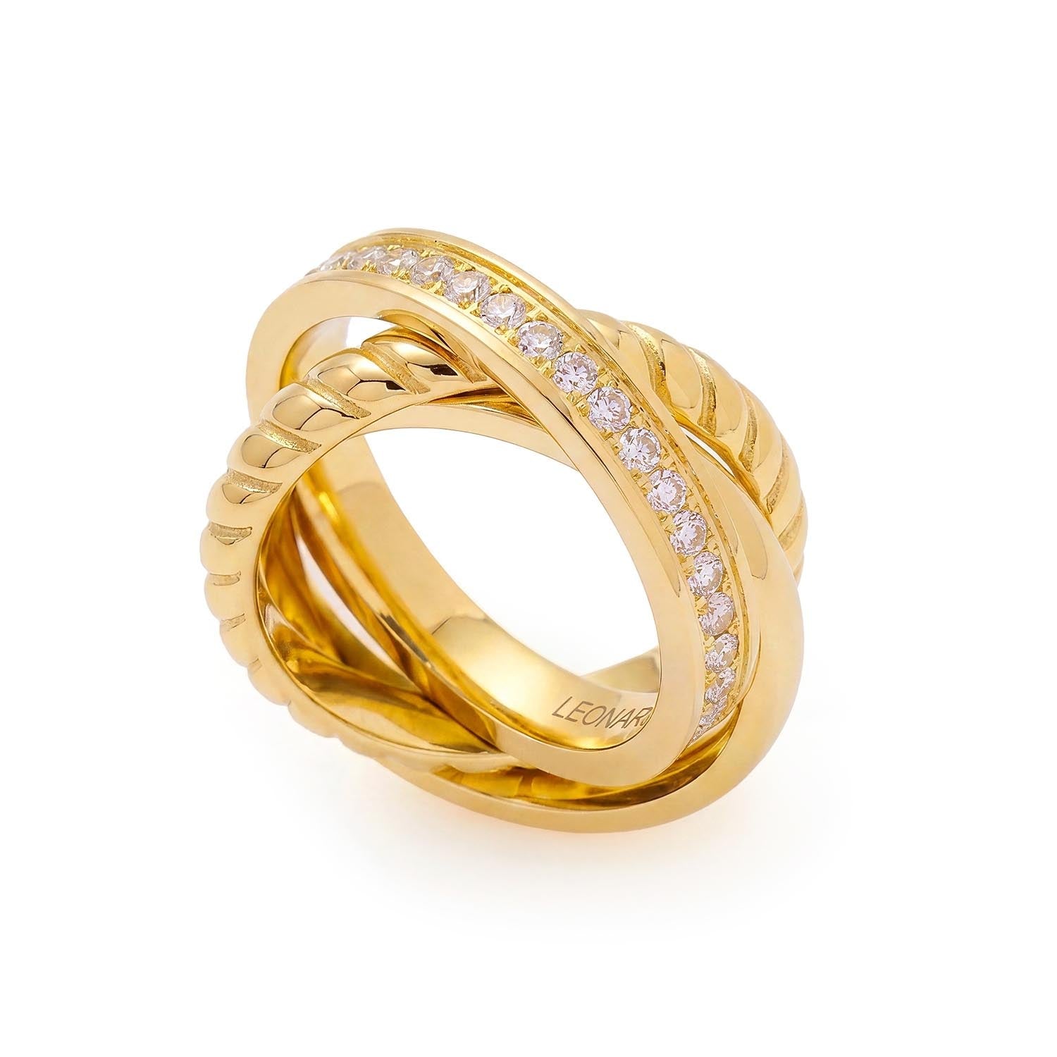 Ring VERA 21 gold mit Diamanten, gedrehte Baender, Nahaufnahme vor weissem Hintergrund