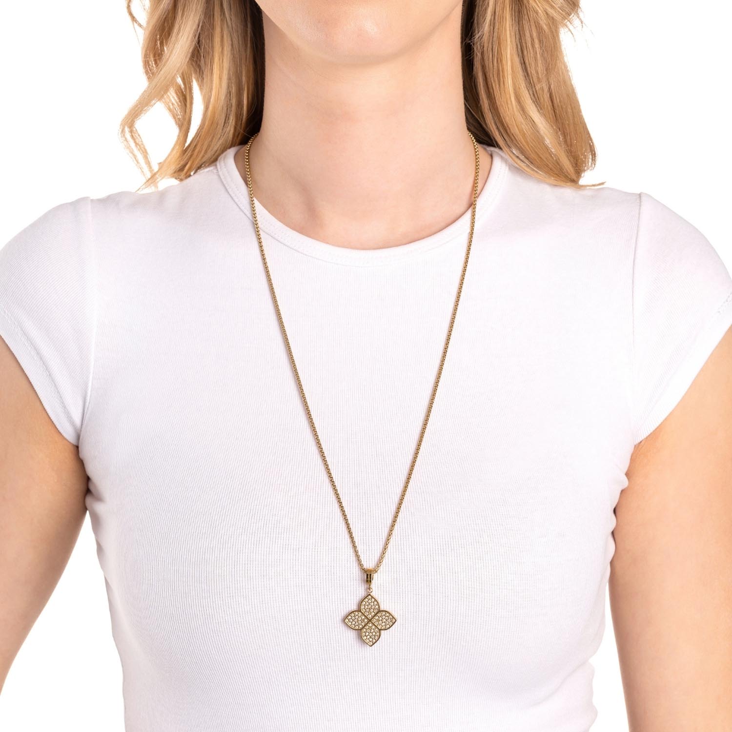 Frau trägt Anhänger FANNY gold Clip & Mix an Kette