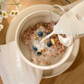 Keramikschale ROMA mit Müsli, Milch wird eingegossen, Beeren und Blüten