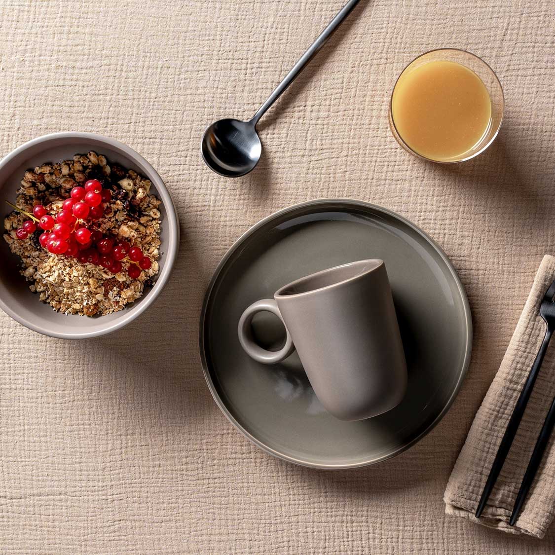 Keramikteller ROMA 22 cm taupe in gedeckter Frühstückssituation mit Granola, Beeren und Kaffee