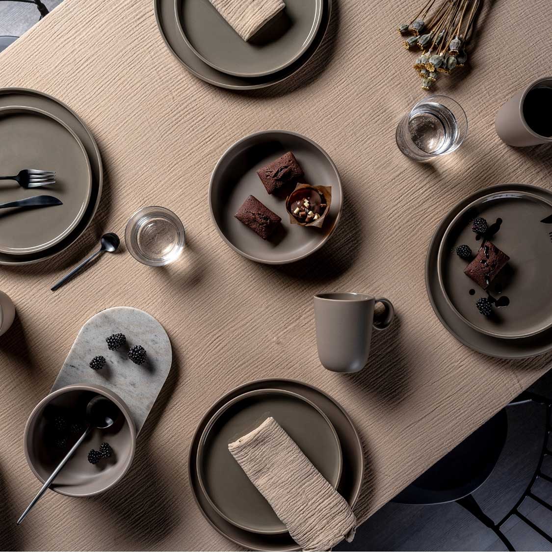 Keramikteller ROMA 22 cm taupe in gedecktem Tisch-Arrangement mit Besteck und Dekoration