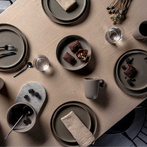 Keramikteller ROMA 22 cm taupe in gedecktem Tisch-Arrangement mit Besteck und Dekoration