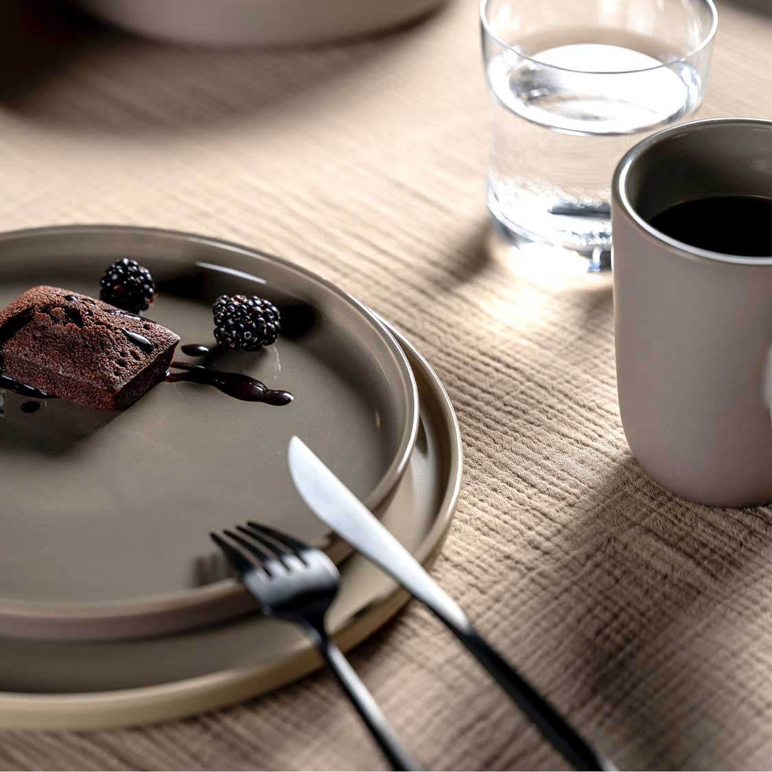 Keramiktasse ROMA auf gedecktem Tisch mit Wasser und Kaffee