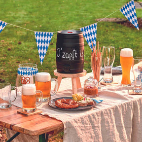 Getränkespendersockel SUCCO beige auf Gartentisch mit Bier und bayerischer Deko