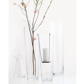 Bodenvase KONISCH mit Blumenzweigen in Dekoration mit weiteren Gläsern