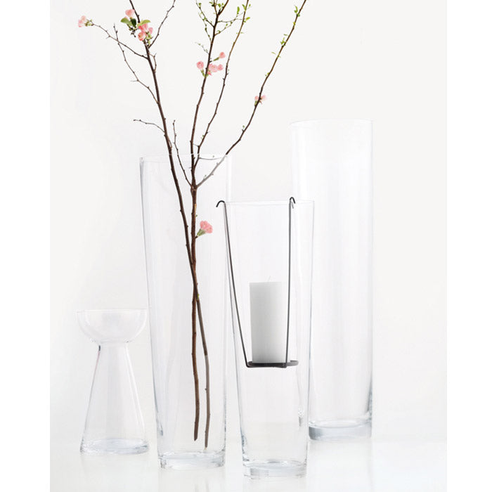 Bodenvase KONISCH mit Blumenzweigen in Dekoration mit weiteren Gläsern