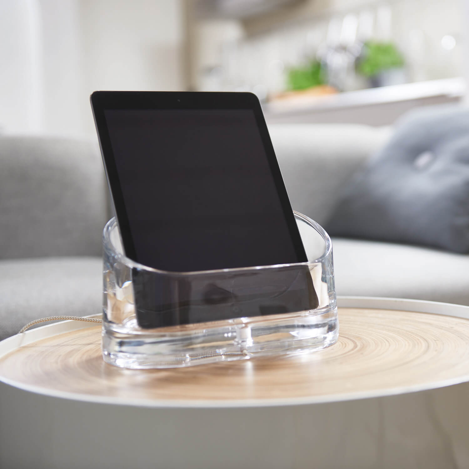 Akustikablage PRONTO mit Smartphone im Wohnzimmer auf Tisch
