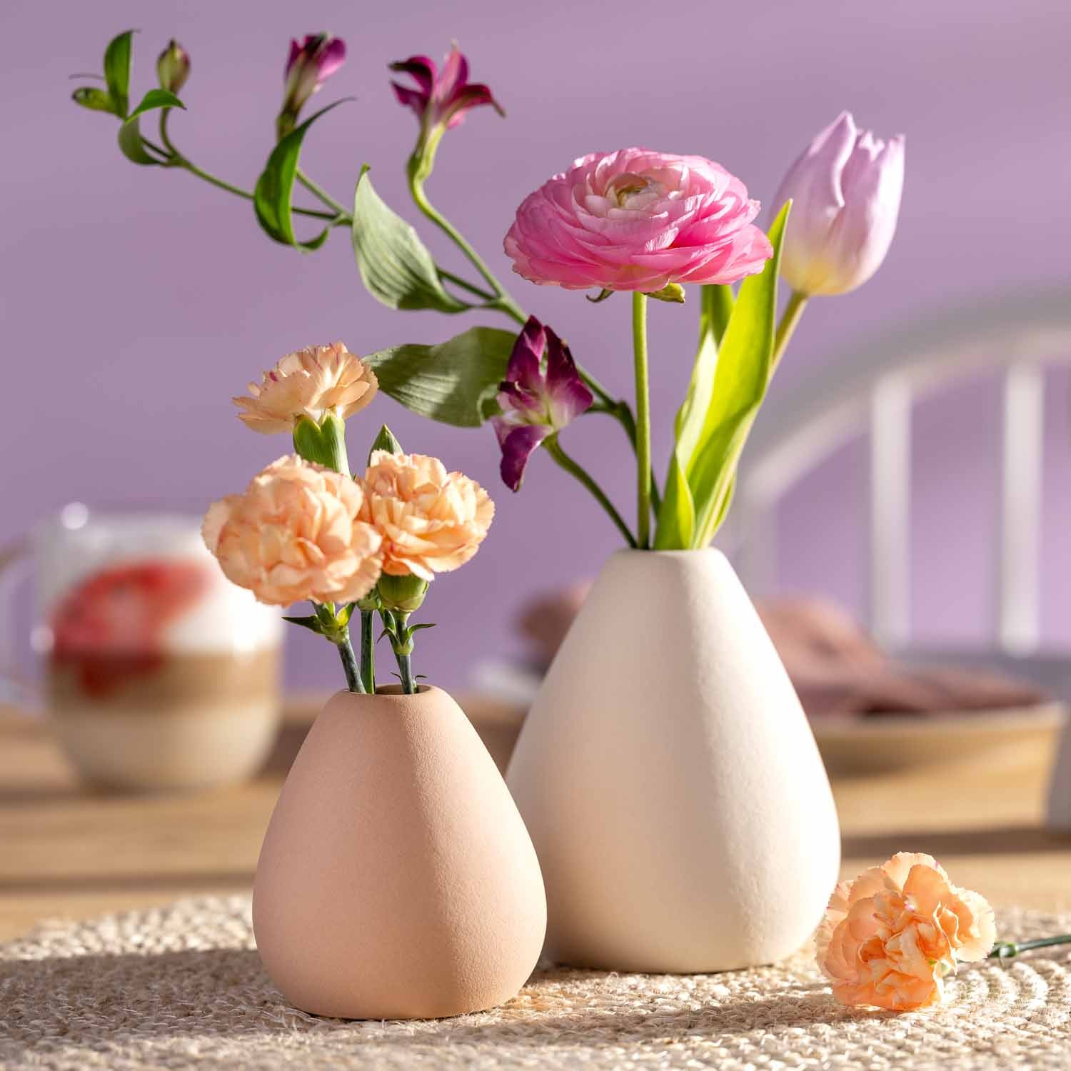 Keramikvase LUMINOSA mit Schnittblumen auf Holztisch, Tischdeko mit weiteren Vasen