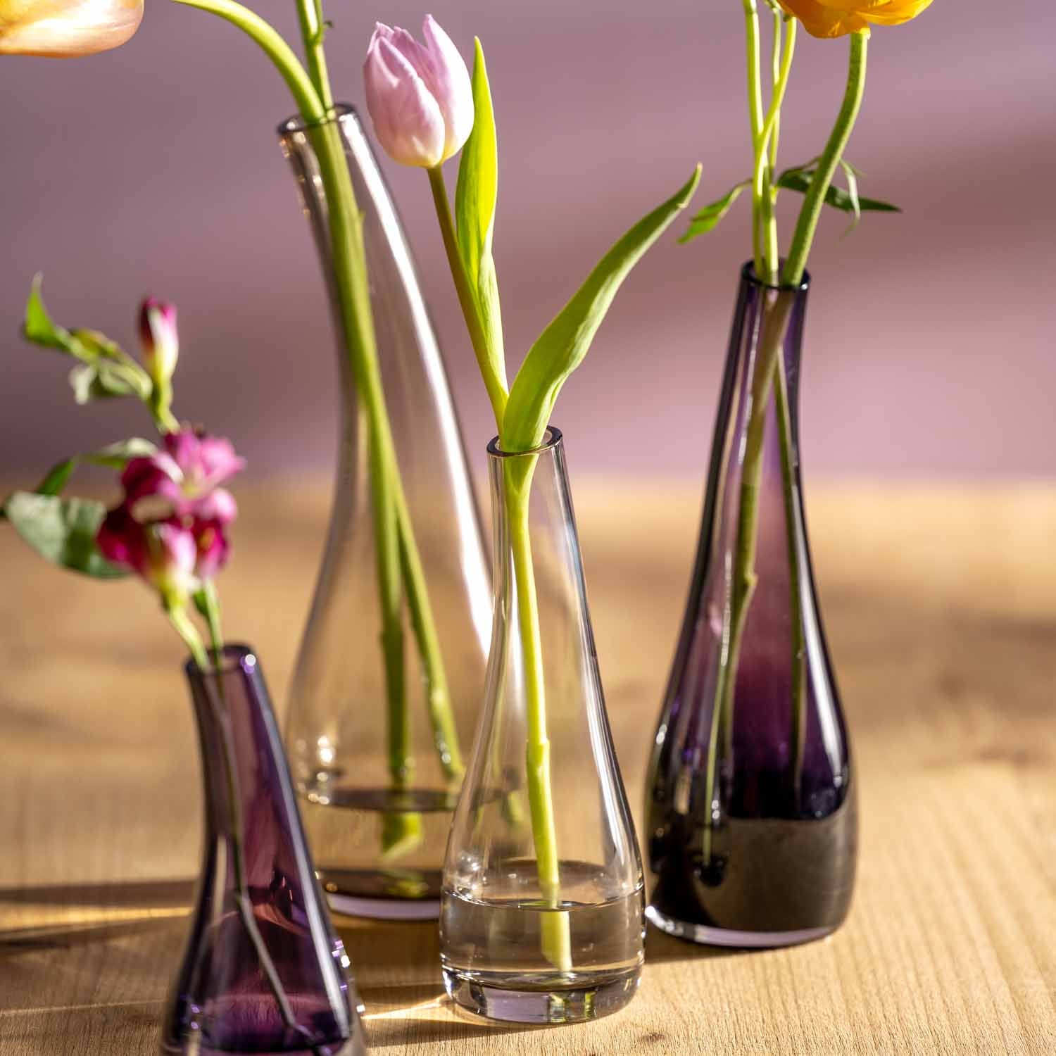 Violette LUMINOSA Vase 25 mit Tulpen und Blüten auf Holztisch
