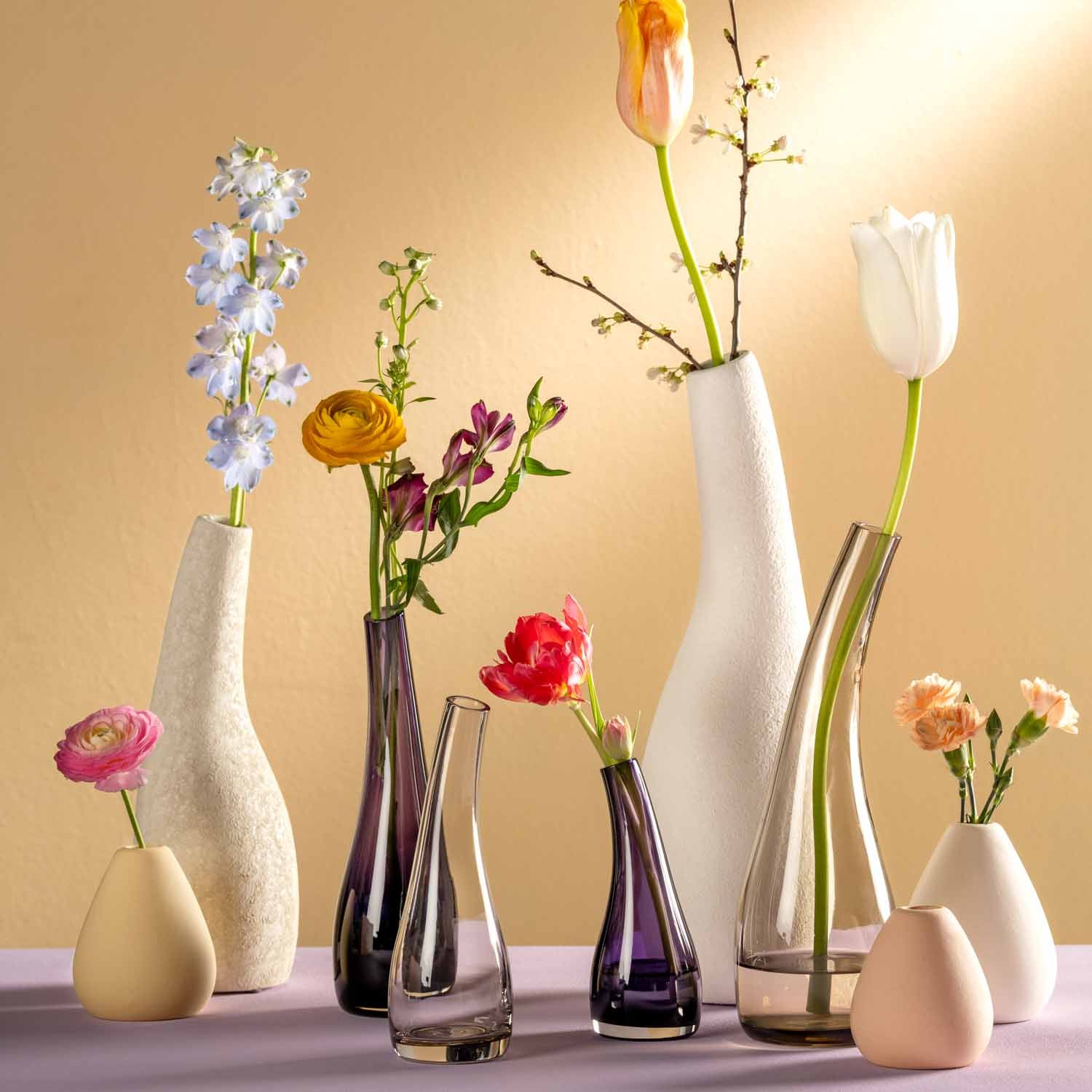 Vase 25 violett LUMINOSA mit verschiedenen Schnittblumen in Dekoszene arrangiert
