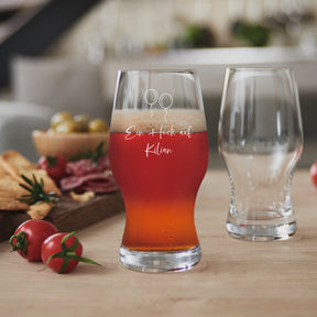Bierglas TAVERNA mit rotem Getränk und Gravur auf gedecktem Tisch mit Gemüse