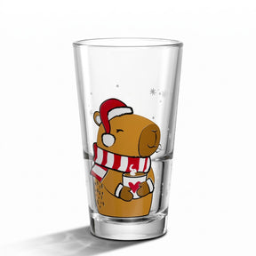 Trinkglas RIPOSO mit illustrierter Capybara-Figur in Weihnachtskleidung auf weißem Hintergrund