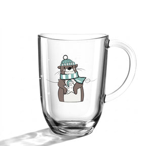 Tasse RIPOSO mit Otter-Illustration, trägt Mütze und Schal, hält Fisch
