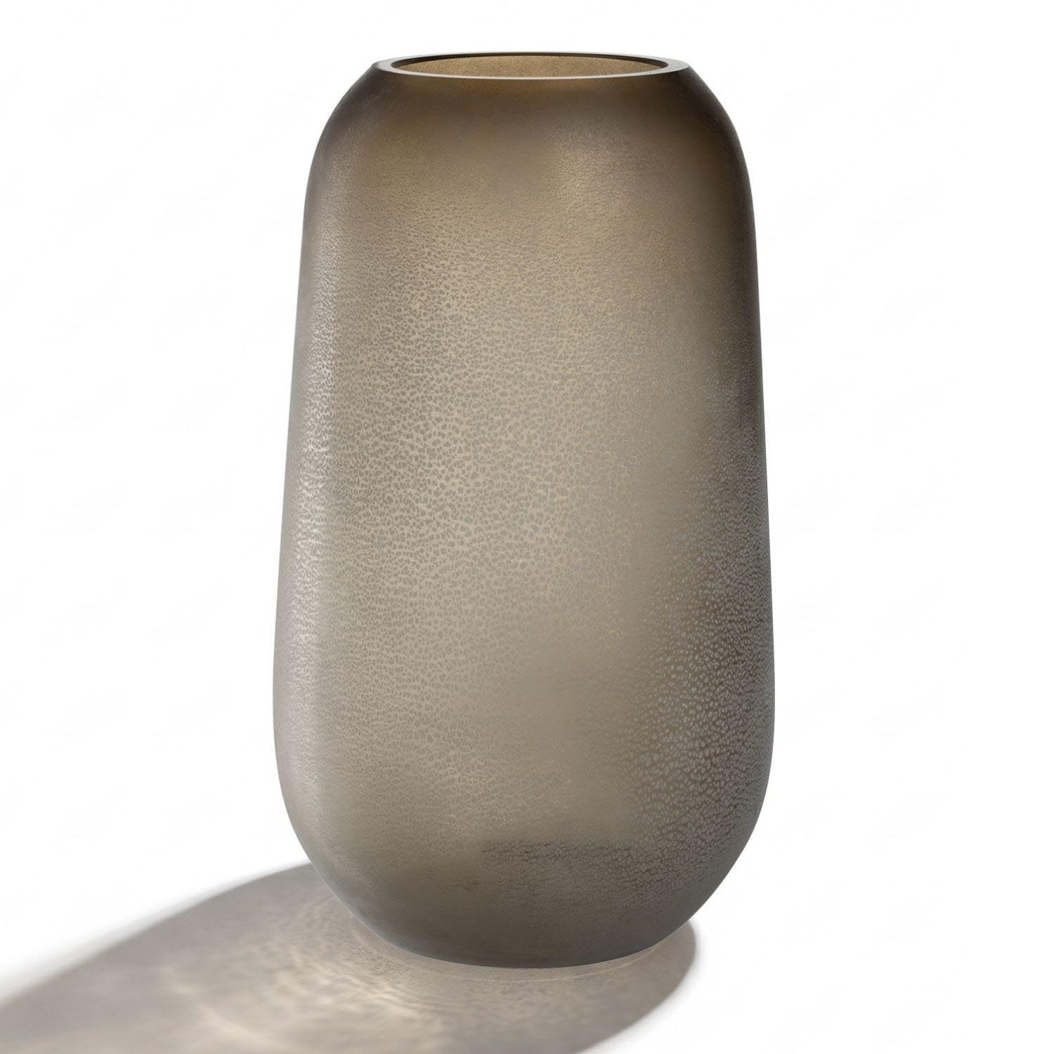 Vase TROGOLO 40 cm taupe, Glasvase mit matter Oberflaeche vor weissem Hintergrund