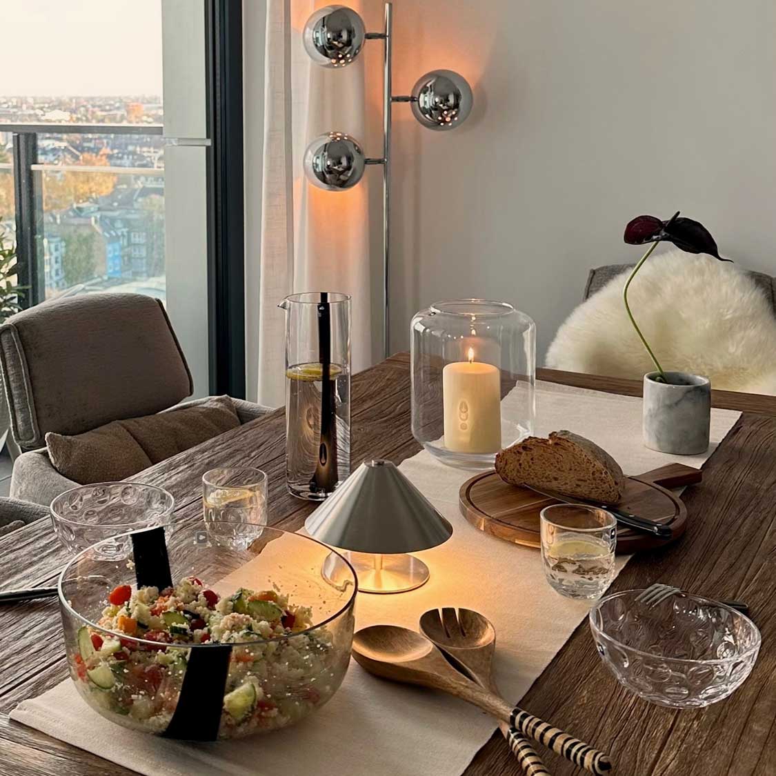 Windlicht MILANO auf gedecktem Tisch mit Salat und Kerze
