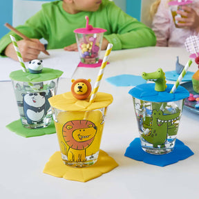 Kindertrinkset BAMBINI 3-teilig Löwe mit Gläsern und farbigen Deckeln an Kindertisch