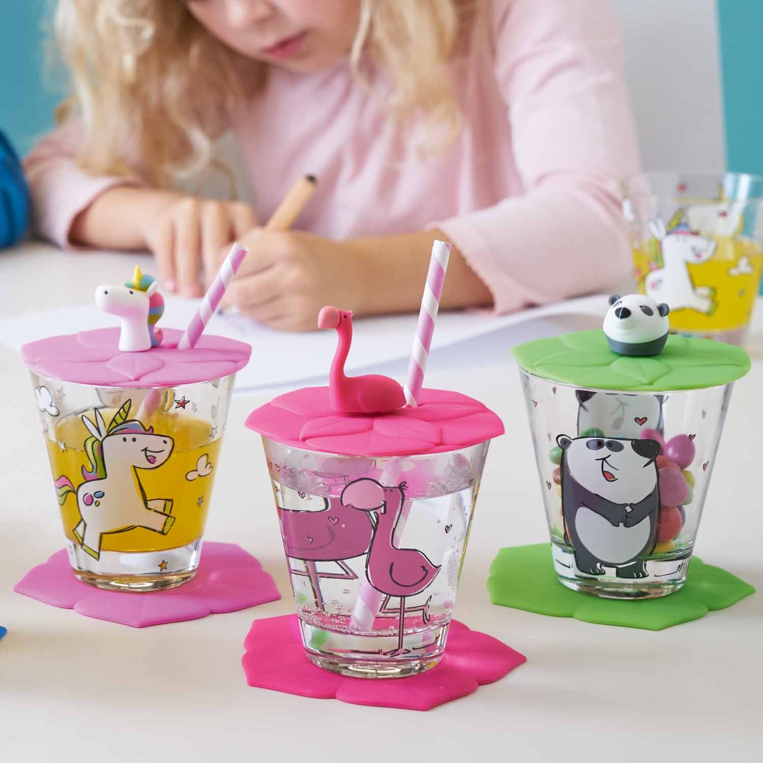 Kindertrinkset BAMBINI 3-teilig mit Gläsern, Deckeln und Strohhalmen, Kind beim Malen