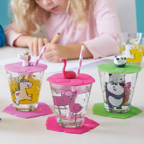 Kind mit Kindertrinkset BAMBINI 3-teilig, drei Gläser mit Motiven und farbigen Deckeln