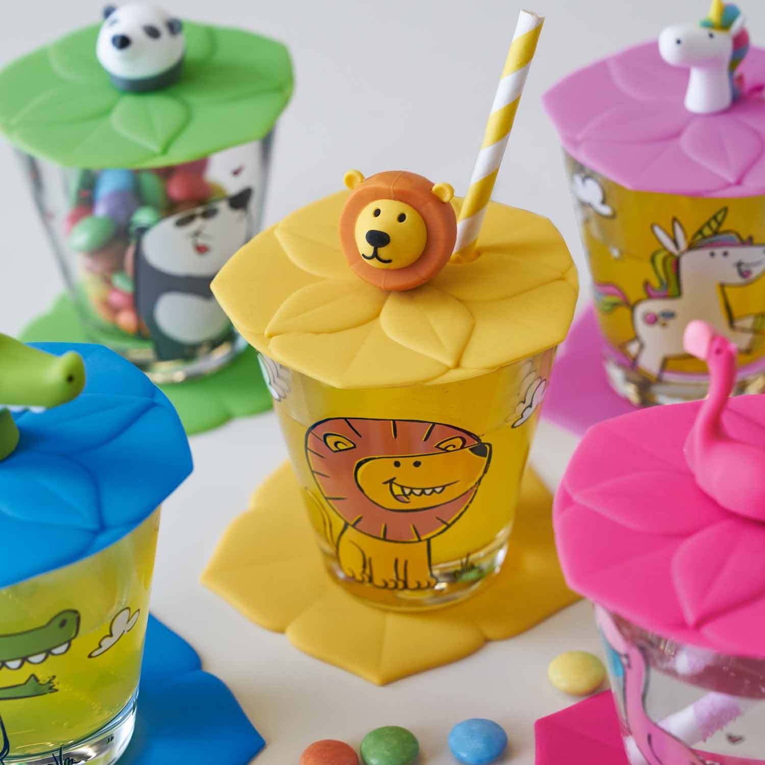 Kindertrinkset BAMBINI 9-teilig mit Löwe, Krokodil und Elefant auf farbigen Deckeln, Glasbecher mit Tiermotiven, bunte Perlen
