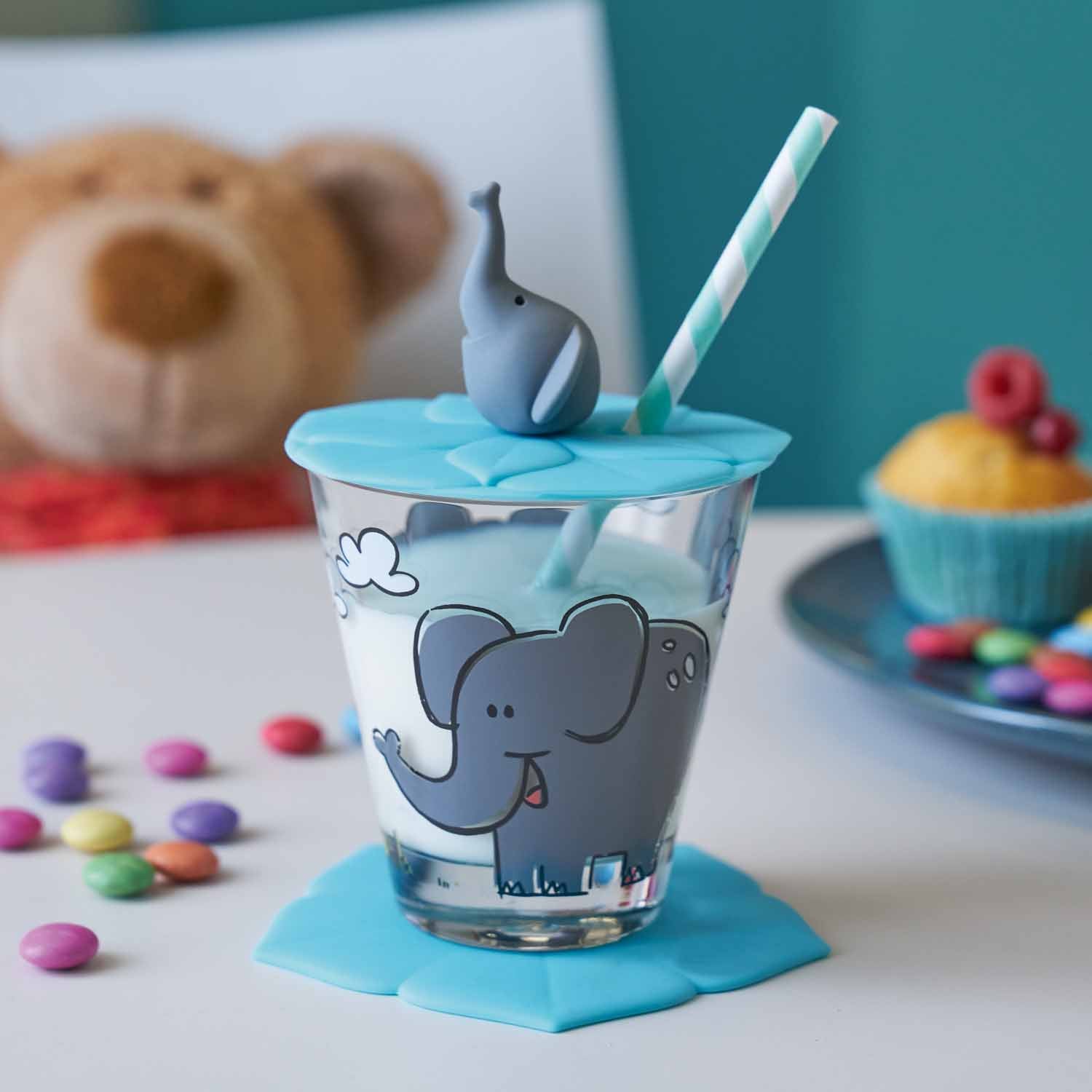 Kindertrinkset BAMBINI mit Elefantenmotiv, Deckel und Strohhalm auf Kindertisch