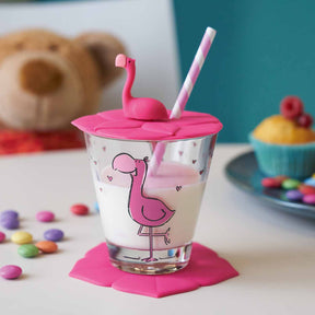 Kindertrinkset BAMBINI mit Flamingo-Motiv, Glasbecher mit rosa Deckel und Strohhalm auf Kinderschreibtisch