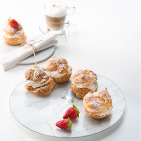 Servierplatte TURN mit Gebäck, Erdbeeren und Cappuccino auf Tisch