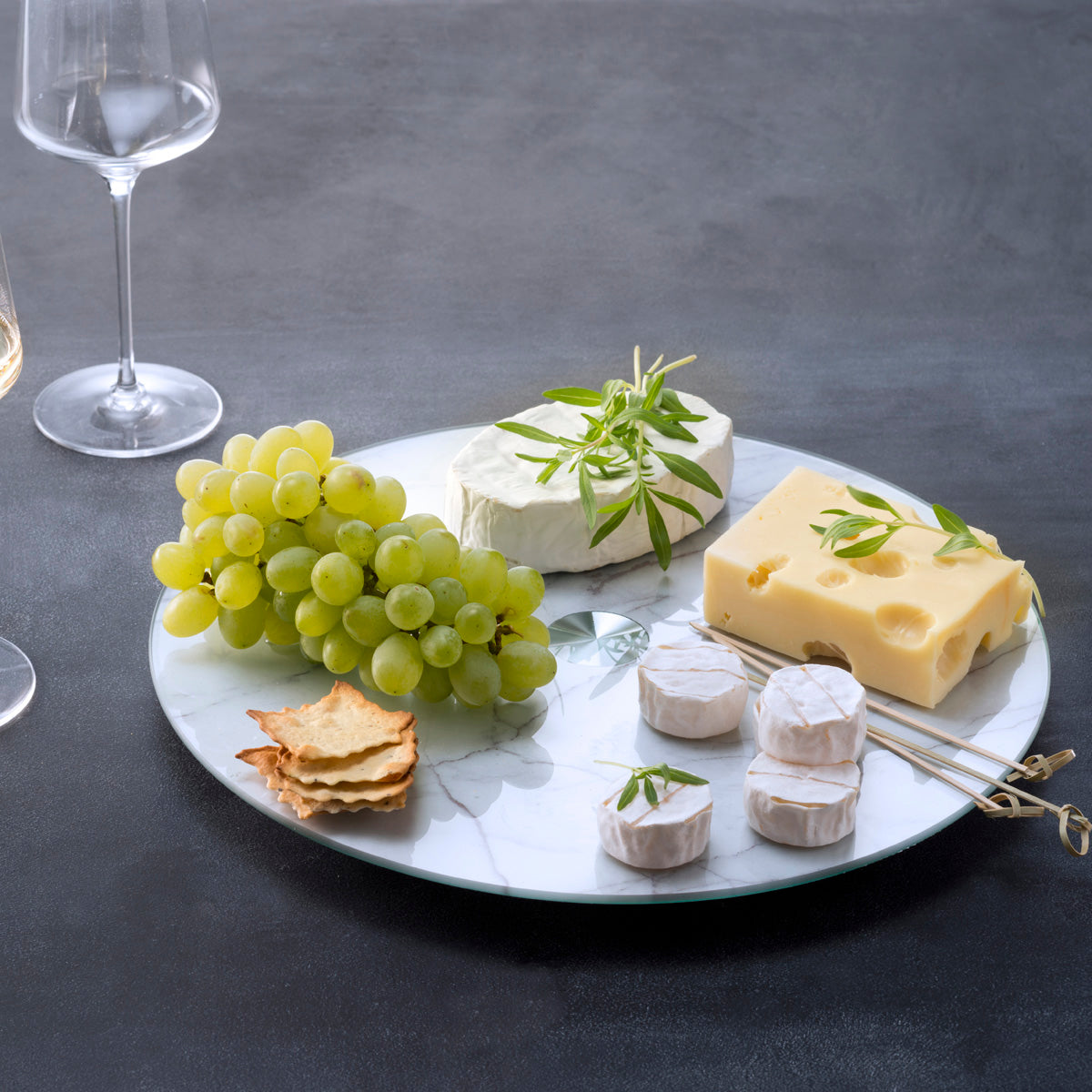 Servierplatte TURN mit Trauben, Käse, Crackern und Dips eingedeckt