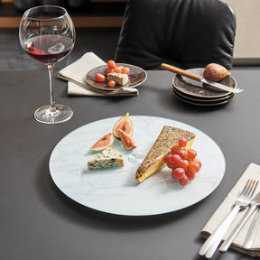 Servierplatte TURN mit Käse, Obst und Brot auf gedecktem Tisch
