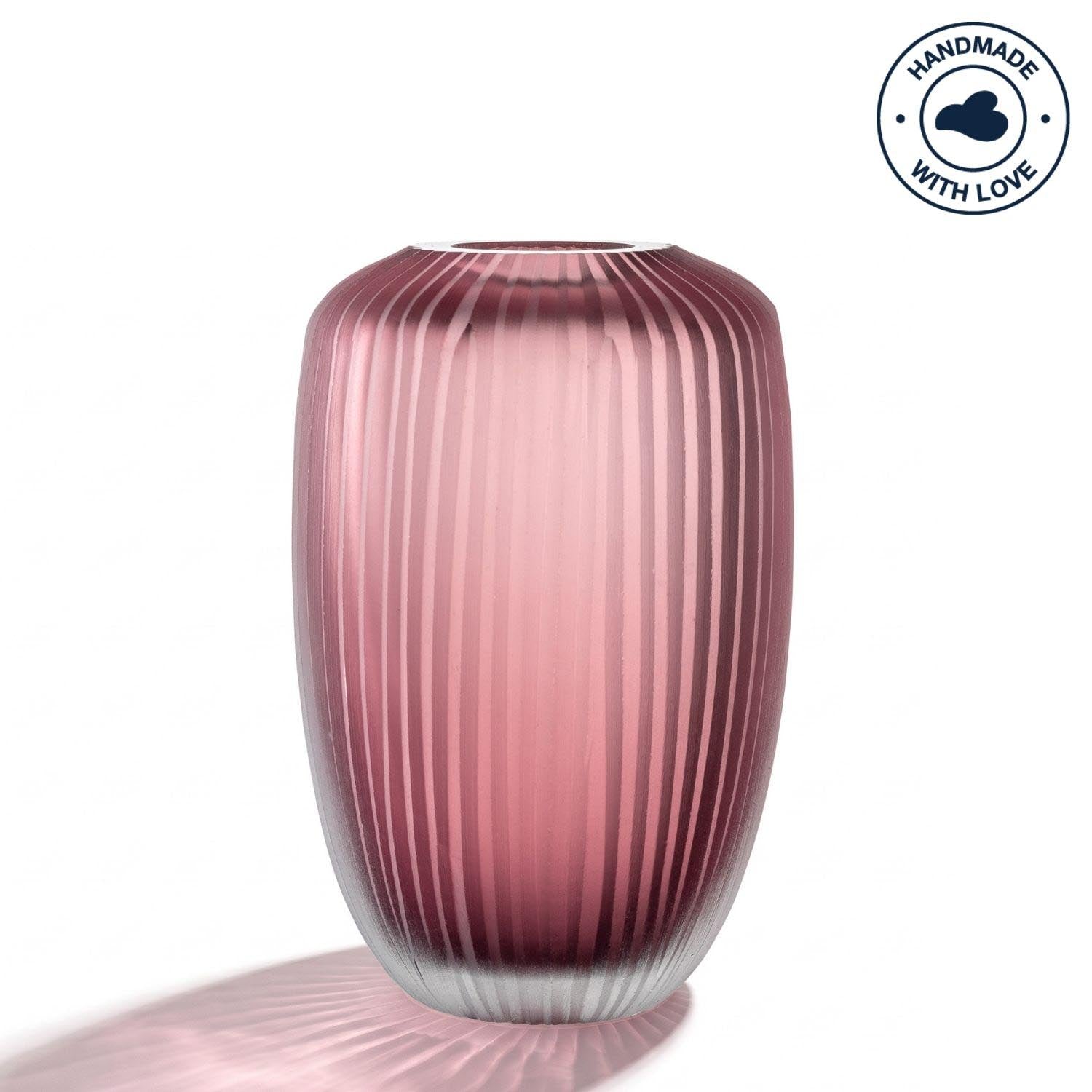 Vase BELLAGIO 16 cm beere mit vertikalem Rillenmuster, Glasvase auf weißem Hintergrund