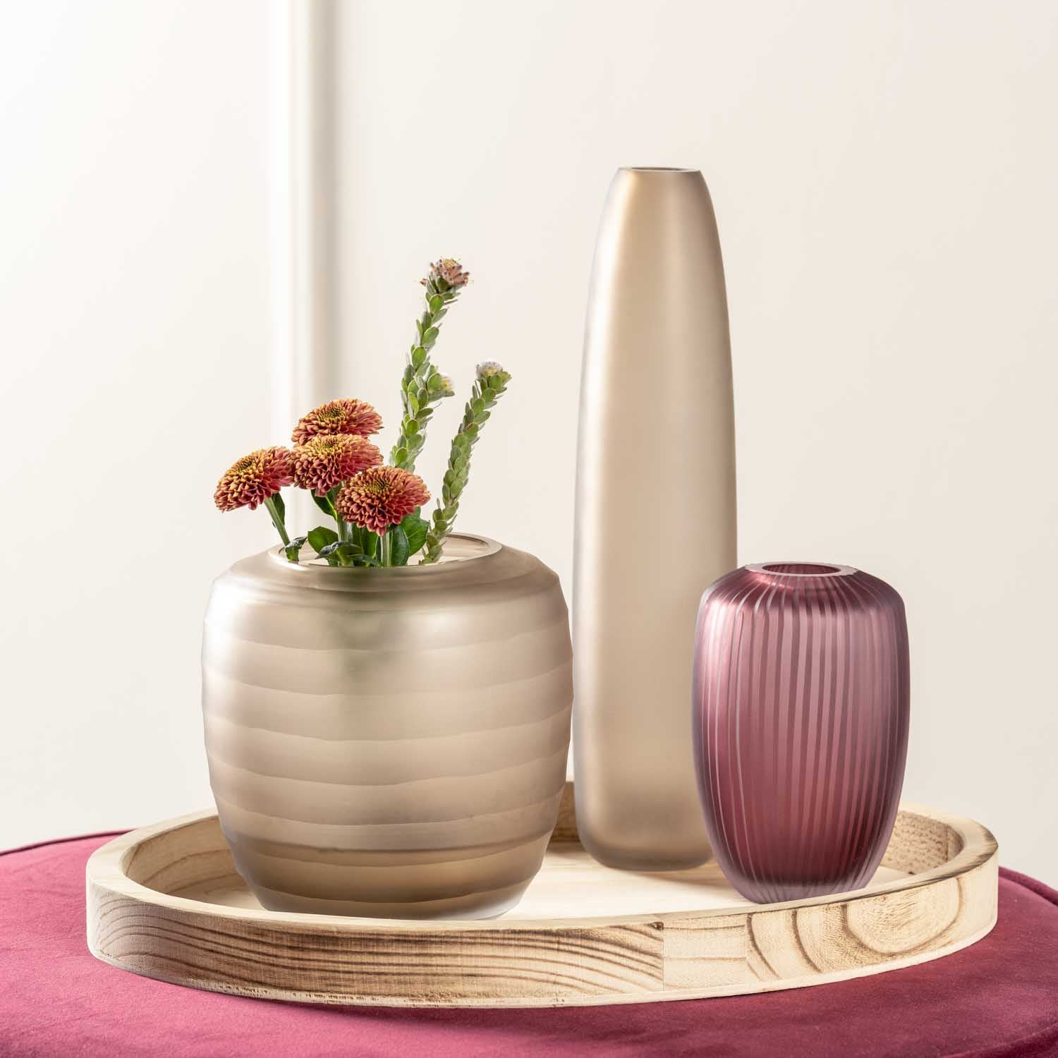 Vase BELLAGIO beere mit zwei weiteren Vasen und Blumen auf Holztablett