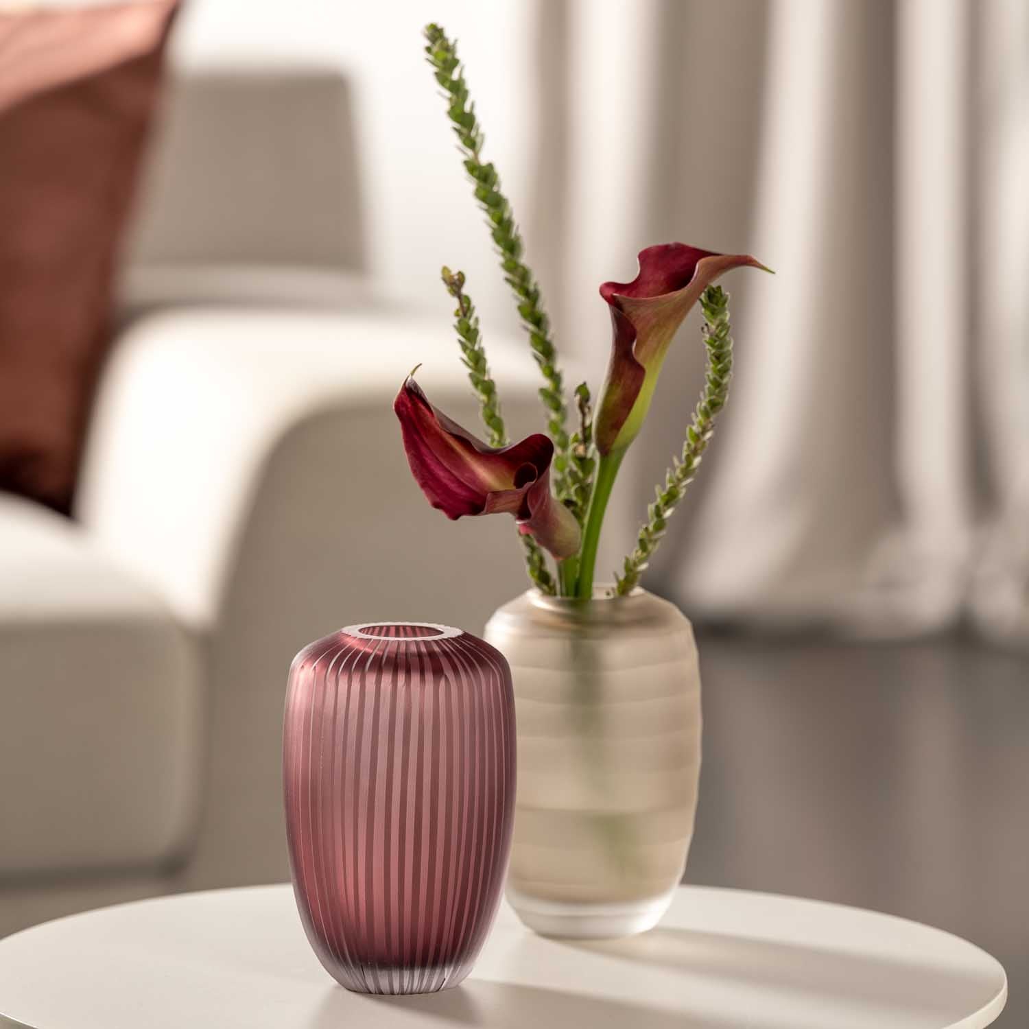 Vase BELLAGIO mit roten Callas in Wohnzimmer auf Tisch