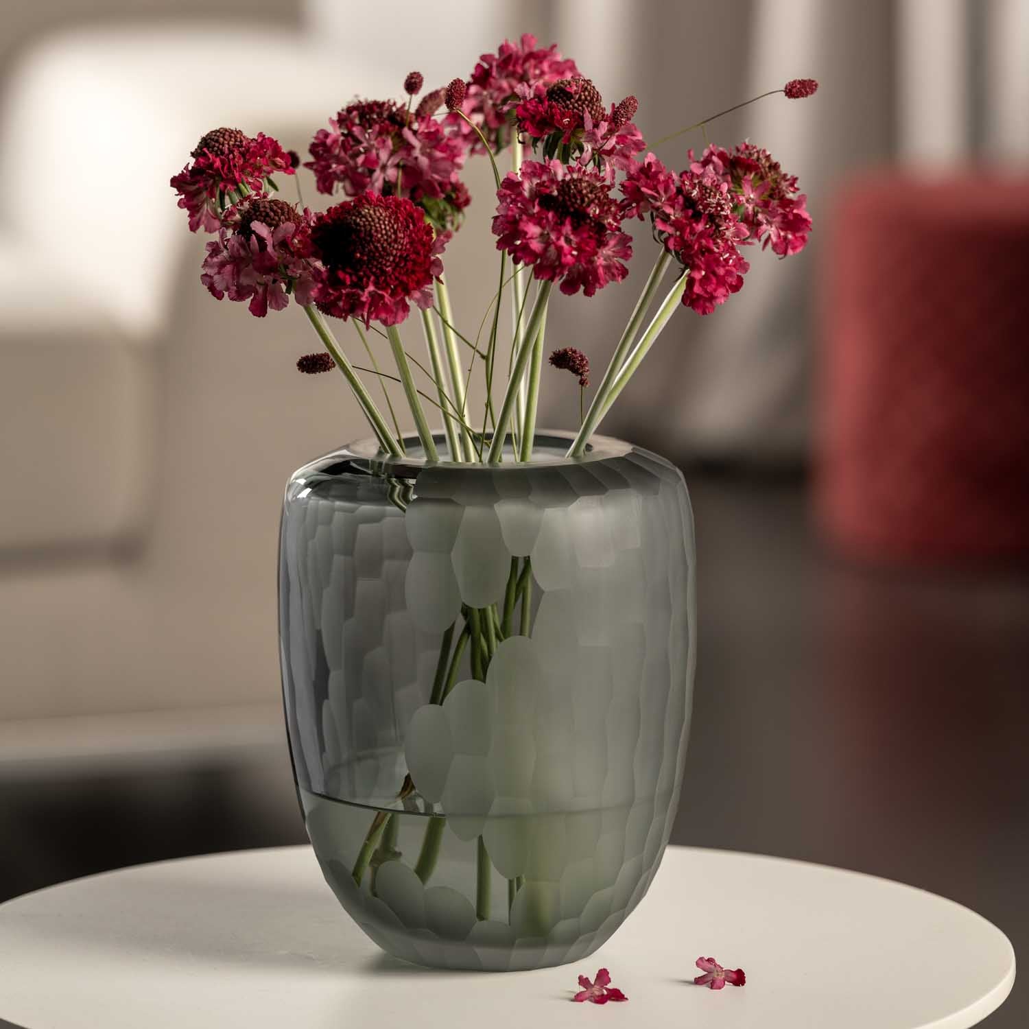 Vase BELLAGIO mit pinken Nelken auf weißem Tisch in Wohnraum