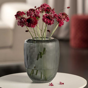 Vase BELLAGIO mit pinken Nelken auf weißem Tisch in Wohnraum