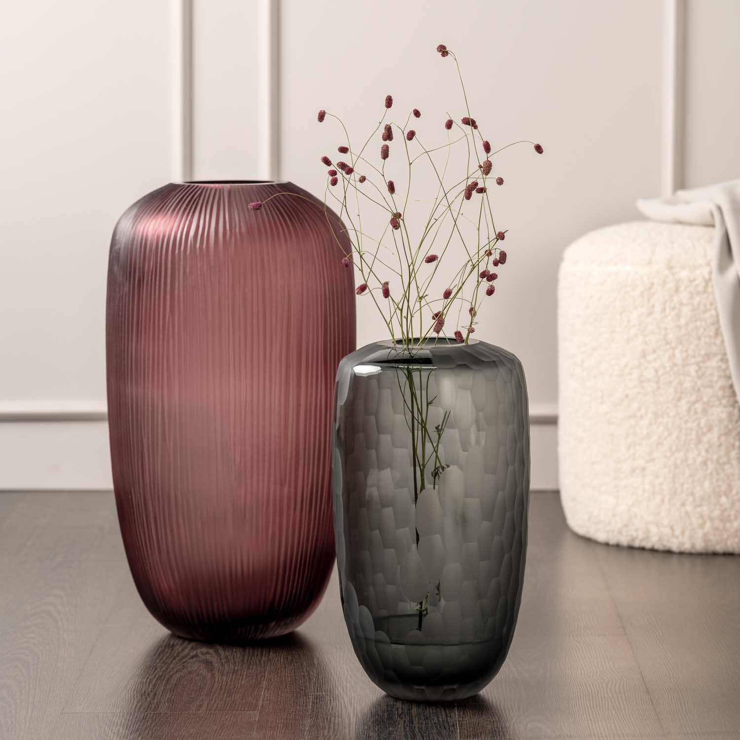 Vase BELLAGIO anthrazit mit Trockenblumen, daneben rosa und weiße Vasen auf Holztisch