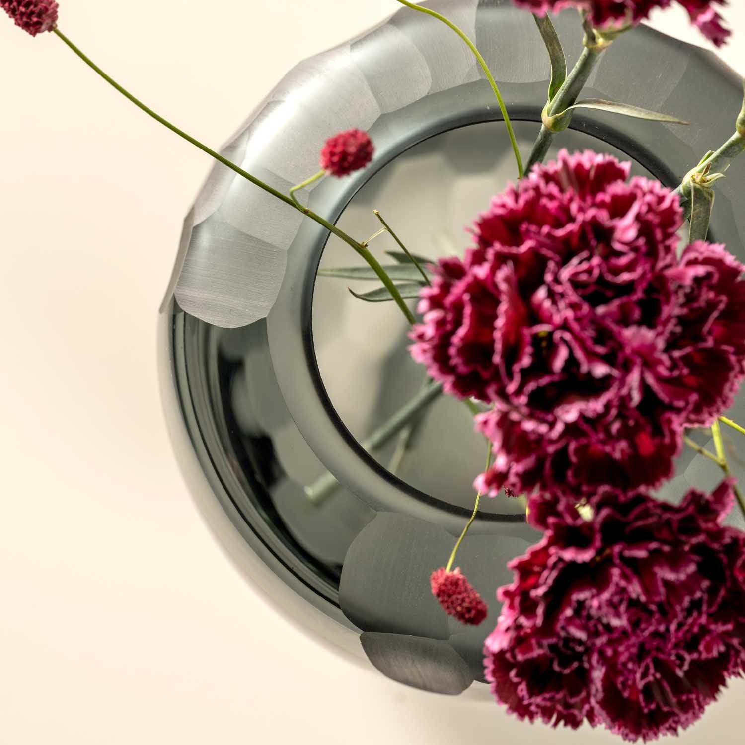 Vase BELLAGIO anthrazit mit dunkelroten Nelken gefüllt