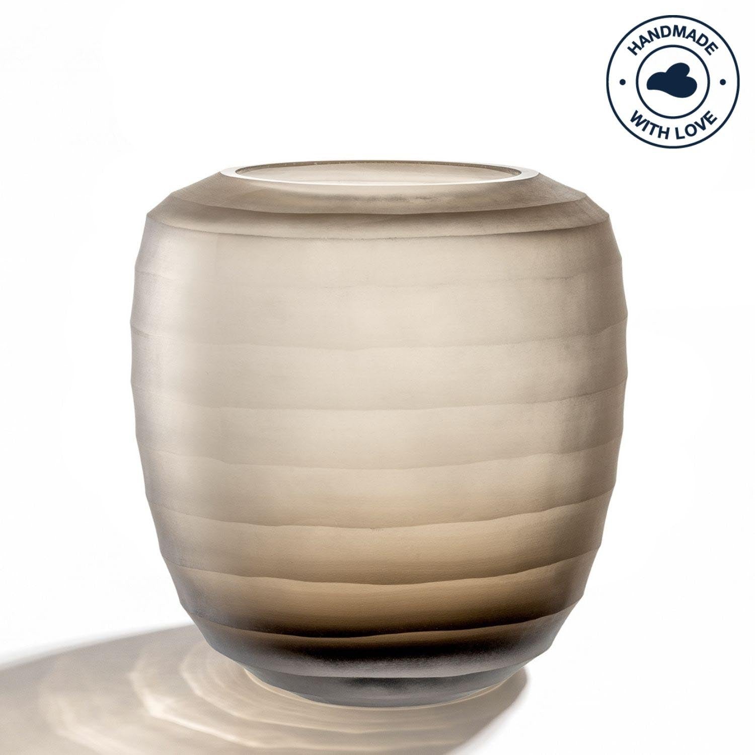 Vase BELLAGIO 18 cm beige mit horizontalen Rillen, Glasoberfläche im Licht