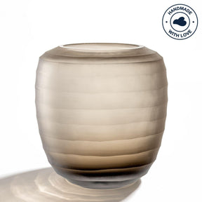 Vase BELLAGIO 18 cm beige mit horizontalen Rillen, Glasoberfläche im Licht