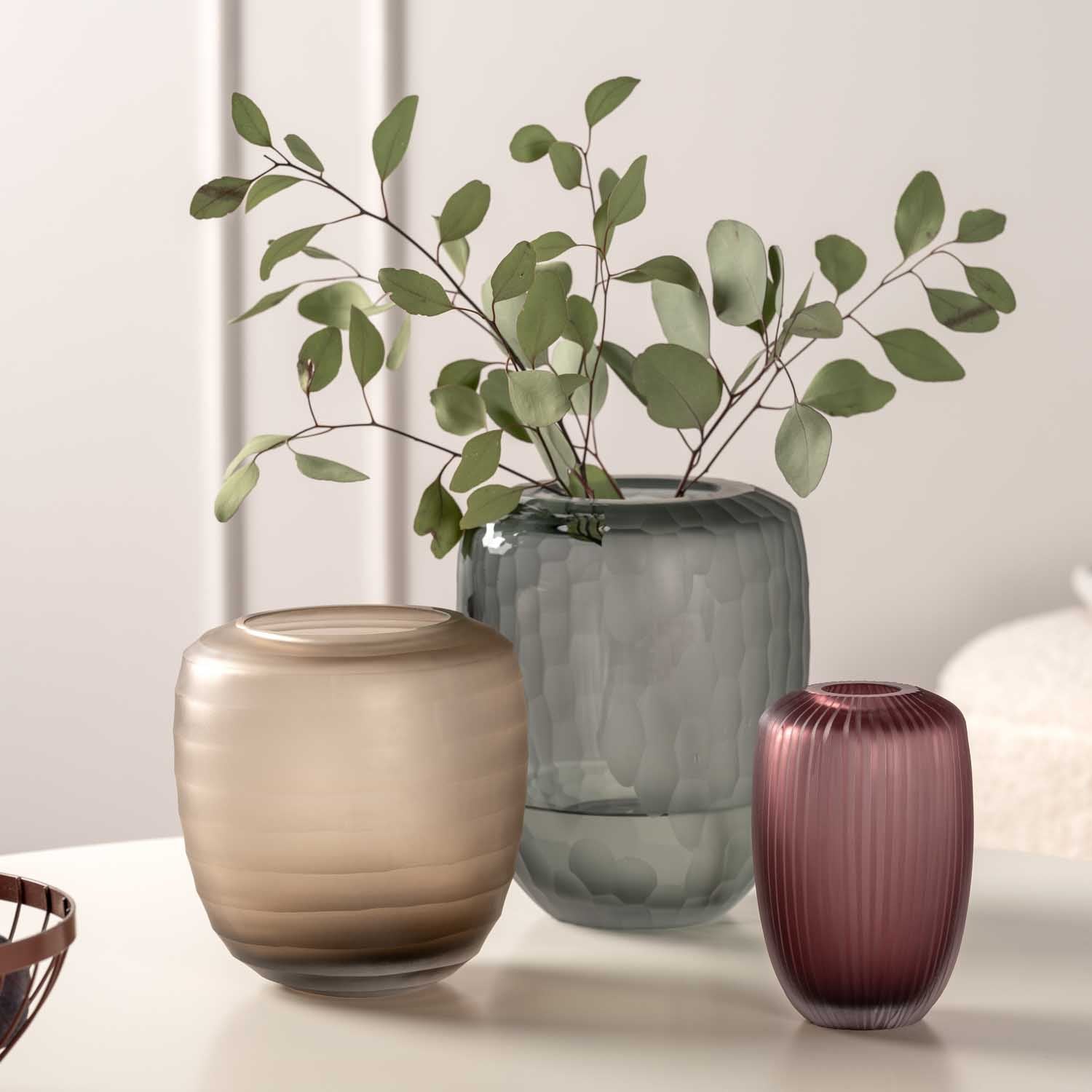 Vase BELLAGIO beige mit grünen Pflanzen, daneben graue und burgundy Vasen