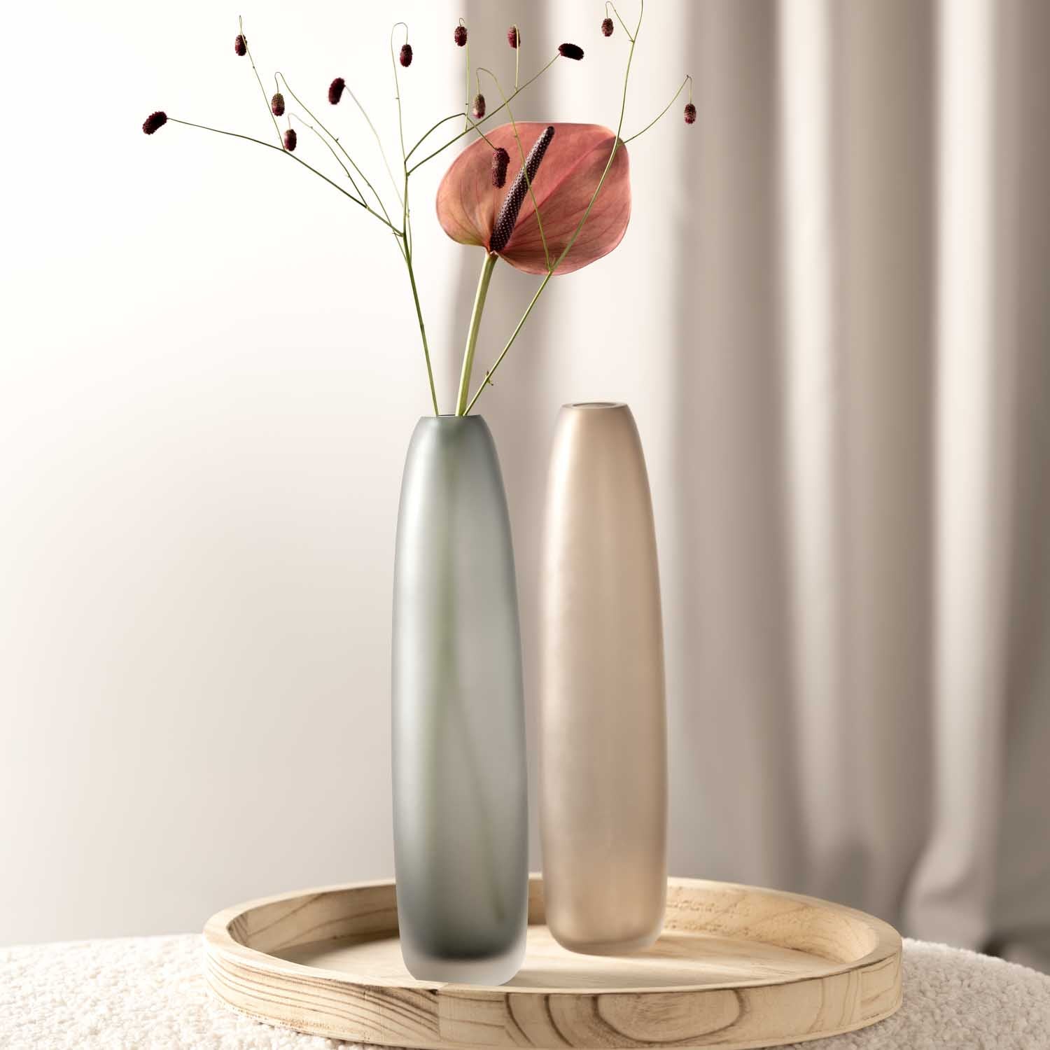 Bodenvase BELLAGIO anthrazit mit Trockenblumen auf Holztablett, neben zweiter Vase