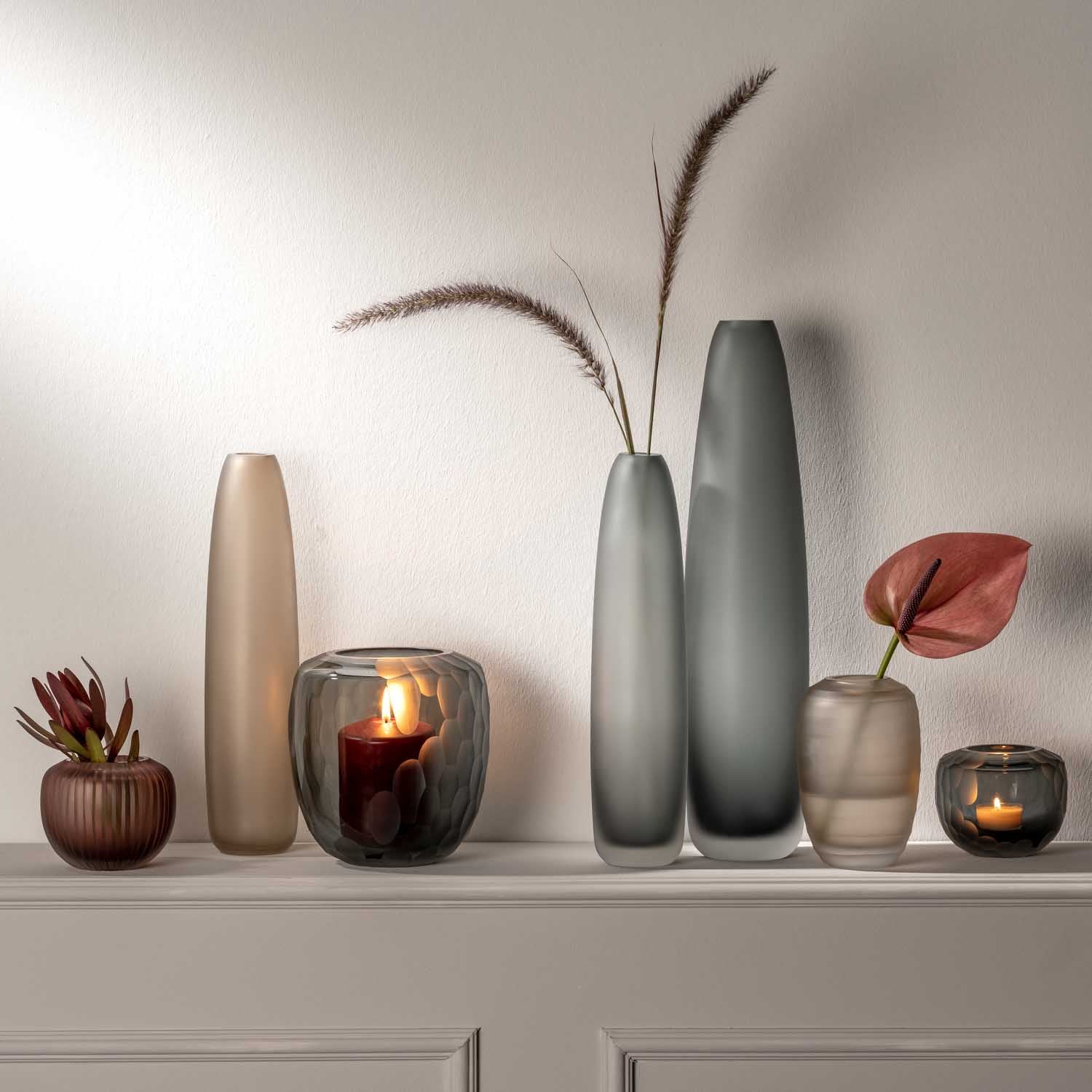 Bodenvase BELLAGIO anthrazit mit Dekoelementen auf Regal arrangiert