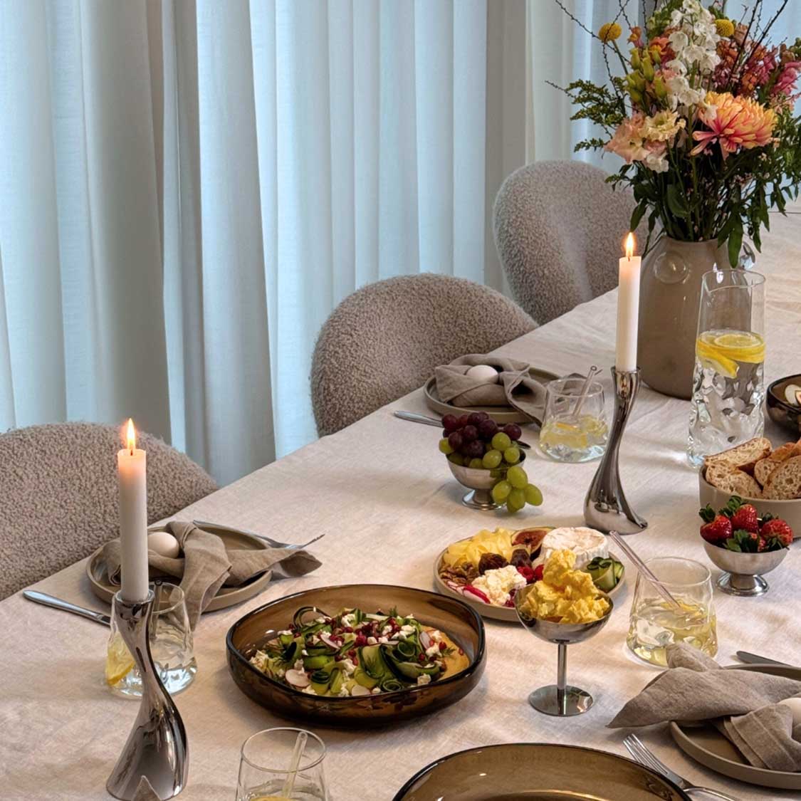 Gedeckter Tisch mit Karaffen, Gläsern und Speisen