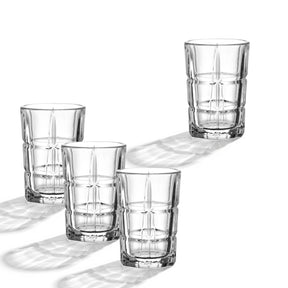 Vier klare Gläser des Stamper SPIRITII NOVA 80 ml 4er-Set in Reihe angeordnet