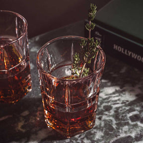 Stamper SPIRITII NOVA mit Whiskey gefuellt, Kraeuter-Garnish, auf dunklem Marmor-Untergrund