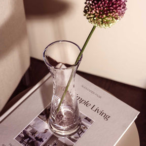 Solifleurvase GIA mit pinker Blüte auf Zeitschrift, Schreibtisch-Szenerie