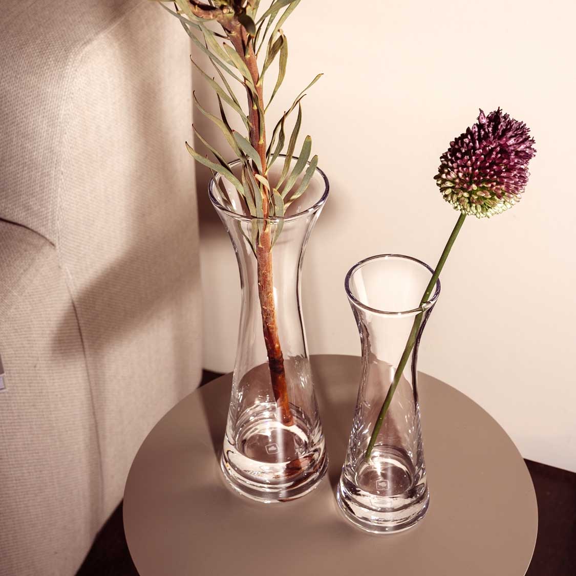 Zwei Solifleurvase GIA mit Blumen auf Tisch in Wohnraum