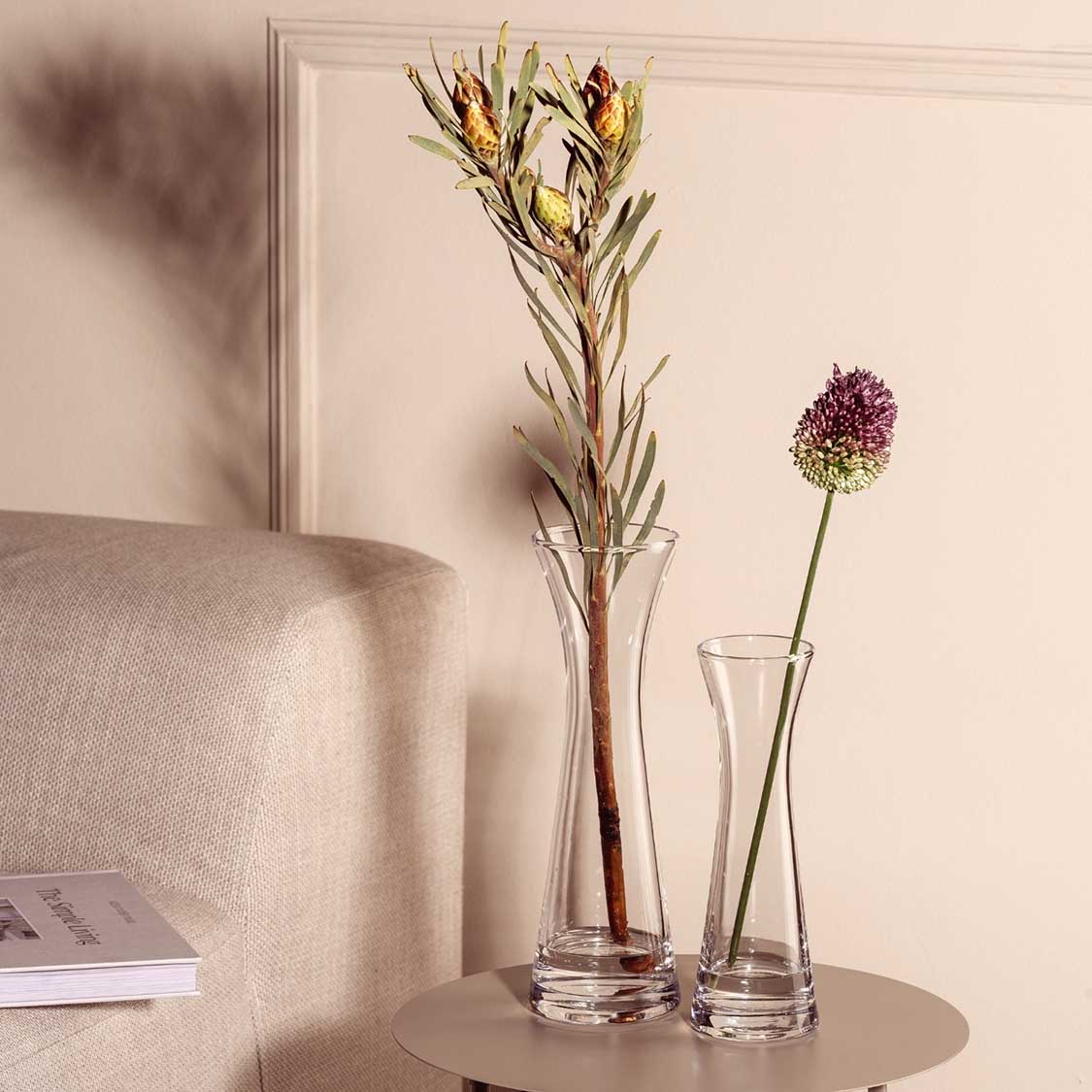 Solifleurvase GIA mit Trockenblumen auf Beistelltisch neben Sessel