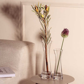 Solifleurvase GIA mit Trockenblumen auf Beistelltisch neben Sessel