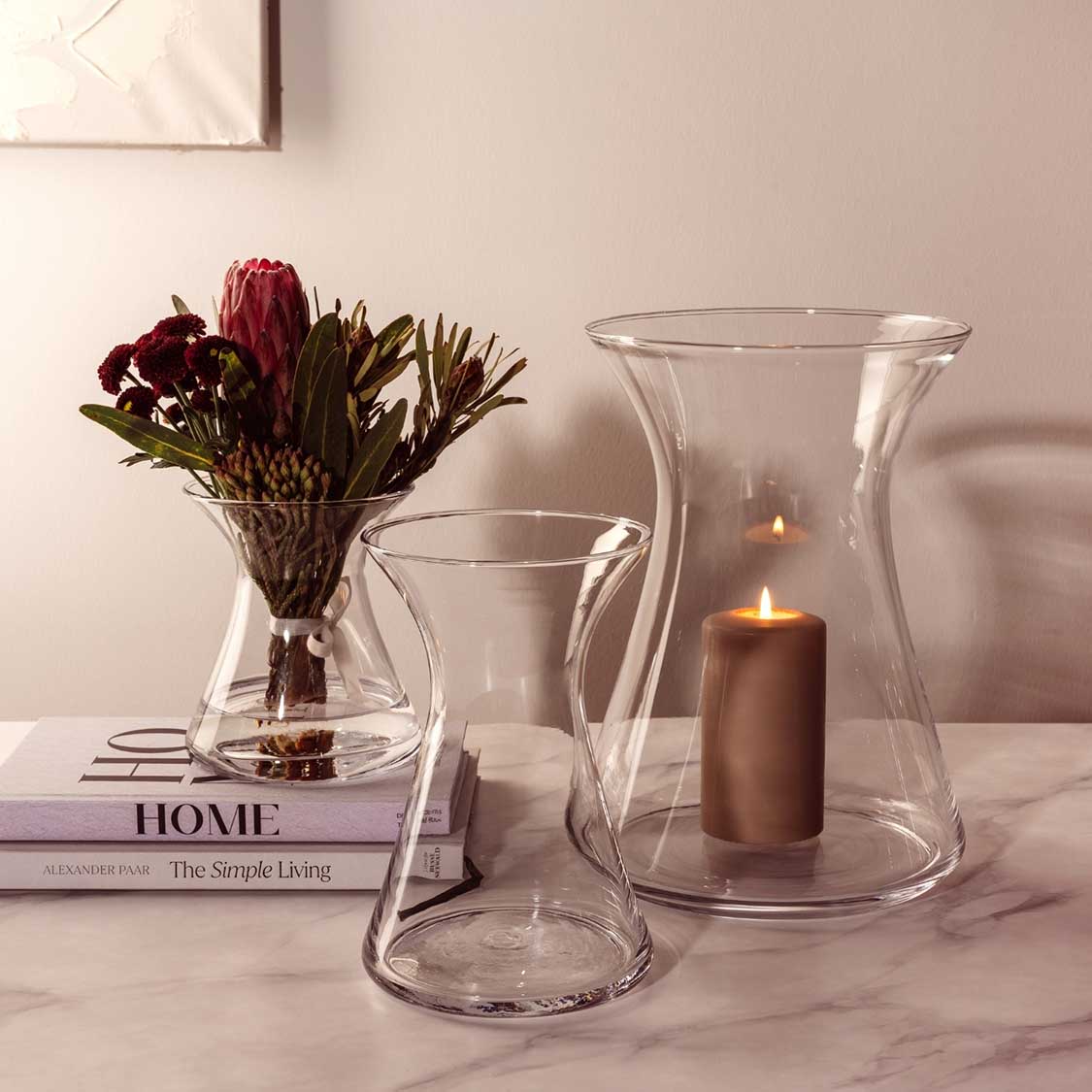 Vase GIA 30 cm mit Blumen und Kerzen auf Marmortisch in Wohnraum